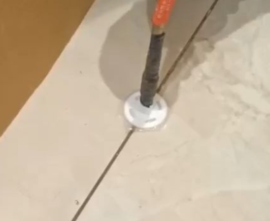 红原瓷砖空鼓维修公司专业解答瓷砖在铺贴过程中，如果没有涂抹均匀到位的粘结材料（如水泥砂浆或瓷砖胶），可能会导致以下问题